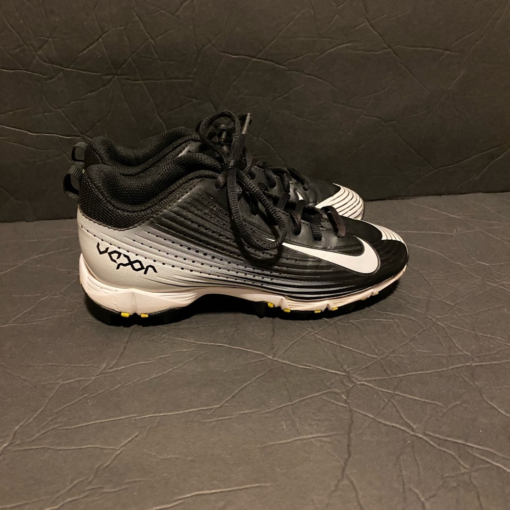 Nike bsbl vapor cleats size 2.5y